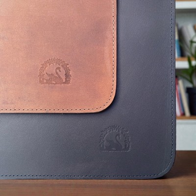 Leder-Tischunterlage, Braun mit H.C. Andersen Schwan