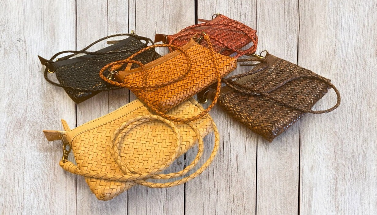 India-Serie mit Shopper, Crossover & Clutch im handgewebten Lederdesign